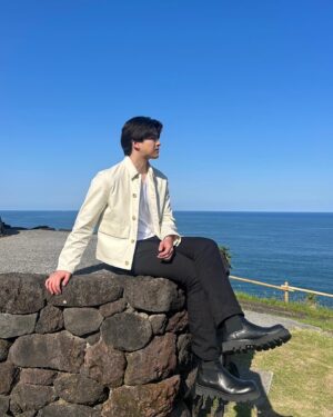 Shouma Kai Instagram - いよいよ本日「ムーラン・ルージュ！ザ・ミュージカル」カンパニー初日です！
僕の初日は明日です！
今年も盛り上がっていきましょう✨

#moulinrougethemusical 

最近のお仕事の衣装です📸

「TVガイドPERSON別冊ミュージカルスターズvol.3」
@gstarraw_jp

TOKYO MX「土曜はカラフル‼︎!」「Audience」
@tods

NHKラジオ「ウエンツ瑛士×甲斐翔真の妄想ミュージカル研究所」
@boss

BS-TBS「美しい日本に出会う旅」
@tods