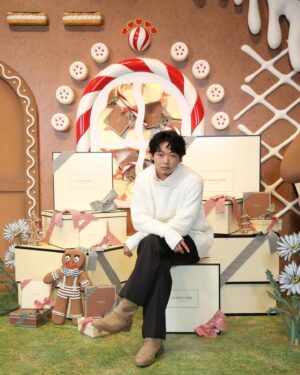 Show Kasamatsu Instagram - おはよう🌞
よく寝れましたか？

ジョー マローン ロンドン”Gingerbread Land”ポップアップイベントが12/14(木)〜12/25(月)表参道ヒルズB3F スペース オーにて開催されます。
ひと足先に会場で大きなジンジャーブレッドボーイに会ってきました！
色々な香りを試してお気に入りを見つけてくださいね。

※ポップアップに行かれる方は公式LINEから予約が必要です。

@jomalonelondon
#PR #JustBecause #JoMaloneLondon #SeasonOfScent