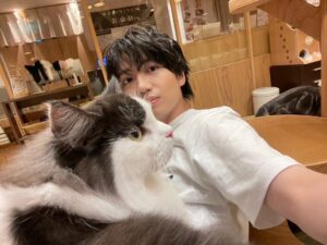 Shoya Chiba Instagram - 猫カフェ楽しかったなぁ
「あやかしトライアングル」でお邪魔しました。

男性たった1人でしたが、皆さん親切にしてくださり、楽しく番組撮影させていただけました。

仲良くなった子たちにまた会いたいです
https://youtu.be/hUwWPqkLaP8

#あやかしトライアングル
#猫カフェ
#シロガネを探せ
#今日は6話
