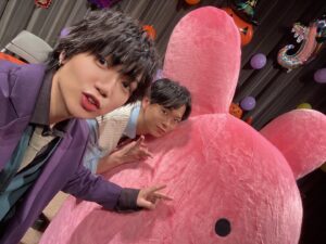 Shoya Chiba Instagram - アニメ花子くん2期制作決定！🎉

放課後少年花子くんは来年秋！🎉

思えばこの作品で、
プロモーション稼働はほとんどできておらず
色々と大変な時期を乗り越えてきた今、
改めてこれからもみんなで作品作りを頑張りたいです。

本当に素晴らしい原作を読み進めていた身としては、いざ演じていいとなると気合と緊張もひとしおです。頑張ります。

楽しいことがこれからどんどん続きそうですね

お楽しみに！

https://www.youtube.com/live/5Ss1YGk4-fo?si=BGbjnDKZSQgE5ZBr

#緒方恵美 さん
#鬼頭明里 さん
#土岐隼一 さん
#千葉翔也
#with
#もっけ
#地縛少年花子くん