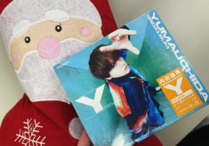 Shoya Chiba Instagram - 突然会えた先輩にもらったCDと
突然スタッフチームがくれたお菓子

全曲試聴解禁配信ありがとうございました〜！
#その先輩は
#内田雄馬 さん
#うれしい
#Y
#僕のお気に入りは
#goodmood