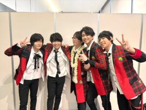 Shoya Chiba Instagram - 「THE IDOLM@STER SideM 9th STAGE ～MIR＠-CIRCLE CRESCENDO～」

1曲目から僕たちハイジョがトロッコでいきなり登場。
とても尺が短い上に、
サビはほとんど「La la la」とみんなで歌うだけのシンプルな曲。
イメージより遥かに高い会場の熱量を受けられて、
テンション上がりまくって
次のユニットの歌が始まって、トロッコに隠れて思わず涙ぐみながら控えに戻りました笑
「今だけの歌にして」という歌詞通りだった。

「お当番」としてMCなどを担当できてよかったです。
3rdの時にMCだった時も感じたけど、
そういう時にこそ他のユニットの熱量や素晴らしさを肌で感じられる
幕張の皆さんと作った1日が本当に熱かった！！
終演後出し切ったみんなと📸

次は10周年に向けて！

#SideM
#変顔しかしてない
#会場を去り際に例のアイスをいただき
#秋山隼人
#10thツアー
#よろしく