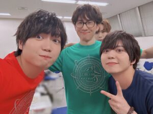 Shoya Chiba Instagram - 「THE IDOLM@STER SideM 9th STAGE ～MIR＠-CIRCLE CRESCENDO～」

1曲目から僕たちハイジョがトロッコでいきなり登場。
とても尺が短い上に、
サビはほとんど「La la la」とみんなで歌うだけのシンプルな曲。
イメージより遥かに高い会場の熱量を受けられて、
テンション上がりまくって
次のユニットの歌が始まって、トロッコに隠れて思わず涙ぐみながら控えに戻りました笑
「今だけの歌にして」という歌詞通りだった。

「お当番」としてMCなどを担当できてよかったです。
3rdの時にMCだった時も感じたけど、
そういう時にこそ他のユニットの熱量や素晴らしさを肌で感じられる
幕張の皆さんと作った1日が本当に熱かった！！
終演後出し切ったみんなと📸

次は10周年に向けて！

#SideM
#変顔しかしてない
#会場を去り際に例のアイスをいただき
#秋山隼人
#10thツアー
#よろしく