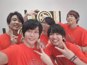 Shoya Chiba Instagram - 「THE IDOLM@STER SideM 9th STAGE ～MIR＠-CIRCLE CRESCENDO～」

1曲目から僕たちハイジョがトロッコでいきなり登場。
とても尺が短い上に、
サビはほとんど「La la la」とみんなで歌うだけのシンプルな曲。
イメージより遥かに高い会場の熱量を受けられて、
テンション上がりまくって
次のユニットの歌が始まって、トロッコに隠れて思わず涙ぐみながら控えに戻りました笑
「今だけの歌にして」という歌詞通りだった。

「お当番」としてMCなどを担当できてよかったです。
3rdの時にMCだった時も感じたけど、
そういう時にこそ他のユニットの熱量や素晴らしさを肌で感じられる
幕張の皆さんと作った1日が本当に熱かった！！
終演後出し切ったみんなと📸

次は10周年に向けて！

#SideM
#変顔しかしてない
#会場を去り際に例のアイスをいただき
#秋山隼人
#10thツアー
#よろしく