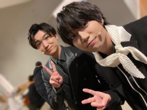Shoya Chiba Instagram - エイティシックス朗読劇ありがとうございました！
終演直後やり切った顔📸

アーカイブと、
今日は22時から振り返りニコ生もよろしくです

何度演じても心強い皆さん。
これからもこのメンバーで頑張ろうー！
#エイティシックス
#長谷川育美
#山下誠一郎
#藤原夏海
#早見沙織
#鈴代紗弓

#先生方から色紙をいただいて満面の笑み千葉翔也