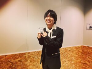 Shoya Chiba Instagram - エイティシックス朗読劇ありがとうございました！
終演直後やり切った顔📸

アーカイブと、
今日は22時から振り返りニコ生もよろしくです

何度演じても心強い皆さん。
これからもこのメンバーで頑張ろうー！
#エイティシックス
#長谷川育美
#山下誠一郎
#藤原夏海
#早見沙織
#鈴代紗弓

#先生方から色紙をいただいて満面の笑み千葉翔也