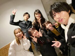 Shoya Chiba Instagram - エイティシックス朗読劇ありがとうございました！
終演直後やり切った顔📸

アーカイブと、
今日は22時から振り返りニコ生もよろしくです

何度演じても心強い皆さん。
これからもこのメンバーで頑張ろうー！
#エイティシックス
#長谷川育美
#山下誠一郎
#藤原夏海
#早見沙織
#鈴代紗弓

#先生方から色紙をいただいて満面の笑み千葉翔也