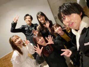 Shoya Chiba Instagram - エイティシックス朗読劇ありがとうございました！
終演直後やり切った顔📸

アーカイブと、
今日は22時から振り返りニコ生もよろしくです

何度演じても心強い皆さん。
これからもこのメンバーで頑張ろうー！
#エイティシックス
#長谷川育美
#山下誠一郎
#藤原夏海
#早見沙織
#鈴代紗弓

#先生方から色紙をいただいて満面の笑み千葉翔也