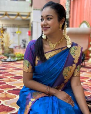 Shruthi Narayanan Instagram - Vidhya from the recent sets of Siragadikka Aasai, Totally in love with this saree and neck piece.

#kanmani #guna #trending #influencer #instamodels #sareelove #actress #vidhya #vijaytvserial #siragadikkaaasai #shruthinarayanan