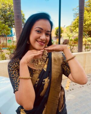 Shruthi Narayanan Instagram - I swear last photo dump with this saree look 🤭🙈✨️💗

.
.
#explore #explorepage #trending #fyp #shruthinarayanan #vidhya #siragadikkaaasai #vijaytelevision #actress #instagood #photooftheday