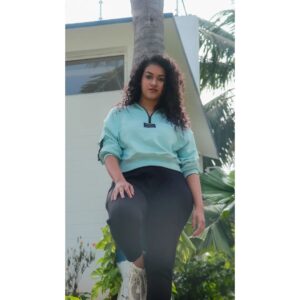 Shruthi Narayanan Instagram - Be a game changer; the world is already full of players.
.
.
Hair: @la_shine_academy 
📸: @blackanbluephotography 
Location: @cocoretreatfarm
.
.
[Curly hairstyle, New Photoshoot, Photoshoot, Model, Influencer, Actress, Artist]

#model #actress #curlyhair #curlyhairstyles #sportsphotography #photographylovers #influncer #actress #shruthinarayanan #vidhya #siragadikkaaasai #geethanjalibhavya #vijaytv