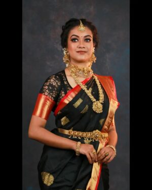 Shruthi Narayanan Instagram - ✨️🧿

MAU: @valenteena_makeoverartist 
Saree & Blouse: @charuclothingstore 
Jewels: @gold_copy1486 
Photography: @blackanbluephotography 
Studio: @storksstudio 

#bridalmakeup #bridalphotoshoot #model #shruthinarayanan #vidhya #vijaytelevision #explorepage #fyp #trendingreels #trending