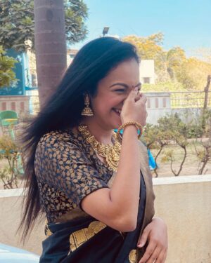 Shruthi Narayanan Instagram - I swear last photo dump with this saree look 🤭🙈✨️💗

.
.
#explore #explorepage #trending #fyp #shruthinarayanan #vidhya #siragadikkaaasai #vijaytelevision #actress #instagood #photooftheday