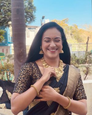 Shruthi Narayanan Instagram - I swear last photo dump with this saree look 🤭🙈✨️💗

.
.
#explore #explorepage #trending #fyp #shruthinarayanan #vidhya #siragadikkaaasai #vijaytelevision #actress #instagood #photooftheday