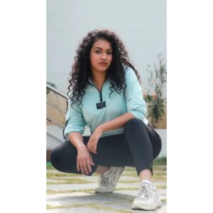 Shruthi Narayanan Instagram - Exploring new styles always brings in new self confidence...
.
.
Hair: @la_shine_academy 
📸: @blackanbluephotography 
.
.
[Curly hairstyle, New Photoshoot, Photoshoot, Model, Influencer, Actress, Artist]

#model #actress #curlyhair #curlyhairstyles #sportsphotography #photographylovers #influncer #actress #shruthinarayanan #vidhya #siragadikkaaasai #geethanjalibhavya #vijaytv