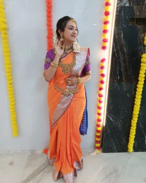 Shruthi Narayanan Instagram - Felt cute so posting it from the sets of #geethanjali in Gemini TV
Honoured to do the character "Bhavya" in Geethanjali.
.
Special thanks to @arun_aravind_twins
for the oportunity.
.
MAU: @saran_mua
Hair: @la_shine_academy
Jewels: @nakshi_bridal_jewellery_
Costume: @lakshanam_designerstudio
Prepleating: @bridalbeauty04
.
.
#geethanjali #geminitv #geminitvserials #geethanjalibhavya #shruthinarayanan #serial #actress #explorepage #fyp #trendingreels