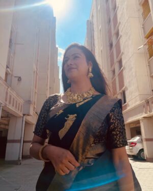 Shruthi Narayanan Instagram - Saree love ❤️ 😍 
.
.
#instagood #instagram #blackandwhite #blacksaree #actress #shruthinarayanan ##vidhya #siragadikkaasai #explorepage #fyp