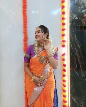 Shruthi Narayanan Instagram - Felt cute so posting it from the sets of #geethanjali in Gemini TV
Honoured to do the character "Bhavya" in Geethanjali.
.
Special thanks to @arun_aravind_twins
for the oportunity.
.
MAU: @saran_mua
Hair: @la_shine_academy
Jewels: @nakshi_bridal_jewellery_
Costume: @lakshanam_designerstudio
Prepleating: @bridalbeauty04
.
.
#geethanjali #geminitv #geminitvserials #geethanjalibhavya #shruthinarayanan #serial #actress #explorepage #fyp #trendingreels