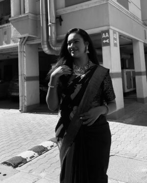 Shruthi Narayanan Instagram - Neethane yen ponvasantham feels 🙈🧚‍♂️✨️
.
.
#instagood #instagram #shruthinarayanan #vidhya #vijaytv #actress #saree #siragadikkaasai #sareelove #blackandwhite #trending #explorepage #fyp