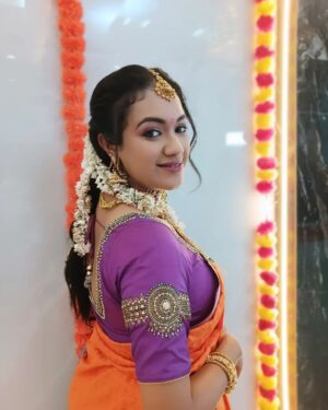 Shruthi Narayanan Instagram - Felt cute so posting it from the sets of #geethanjali in Gemini TV
Honoured to do the character "Bhavya" in Geethanjali.
.
Special thanks to @arun_aravind_twins
for the oportunity.
.
MAU: @saran_mua
Hair: @la_shine_academy
Jewels: @nakshi_bridal_jewellery_
Costume: @lakshanam_designerstudio
Prepleating: @bridalbeauty04
.
.
#geethanjali #geminitv #geminitvserials #geethanjalibhavya #shruthinarayanan #serial #actress #explorepage #fyp #trendingreels
