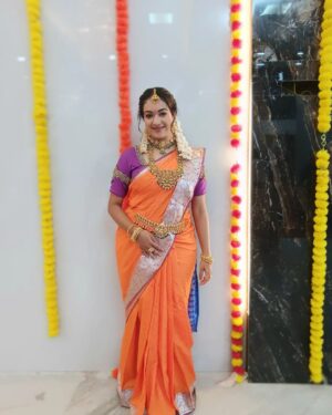 Shruthi Narayanan Instagram - Felt cute so posting it from the sets of #geethanjali in Gemini TV
Honoured to do the character "Bhavya" in Geethanjali.
.
Special thanks to @arun_aravind_twins
for the oportunity.
.
MAU: @saran_mua
Hair: @la_shine_academy
Jewels: @nakshi_bridal_jewellery_
Costume: @lakshanam_designerstudio
Prepleating: @bridalbeauty04
.
.
#geethanjali #geminitv #geminitvserials #geethanjalibhavya #shruthinarayanan #serial #actress #explorepage #fyp #trendingreels