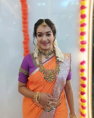 Shruthi Narayanan Instagram - Felt cute so posting it from the sets of #geethanjali in Gemini TV
Honoured to do the character "Bhavya" in Geethanjali.
.
Special thanks to @arun_aravind_twins
for the oportunity.
.
MAU: @saran_mua
Hair: @la_shine_academy
Jewels: @nakshi_bridal_jewellery_
Costume: @lakshanam_designerstudio
Prepleating: @bridalbeauty04
.
.
#geethanjali #geminitv #geminitvserials #geethanjalibhavya #shruthinarayanan #serial #actress #explorepage #fyp #trendingreels