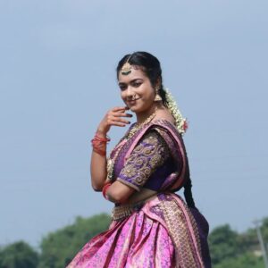 Shruthi Narayanan Instagram - 🎆💗✨️
.
.
📸: @blackanbluephotography 
Makeup: @saran_mua 
Hair: @la_shine_academy 
Costume: @rekha_rental
Jewels: @twin_brothers_kanchi_plaza 
.
.
#pongal #pongalcelebration #pongalphotoshoot😁😎 #festiveseason #goodtimes #newstart #geethanjali #geethanjalibhavya #siragadikkaaasai #siragadikkaaasaividhya #vijaytv #serial #actress #explore #trendingreels