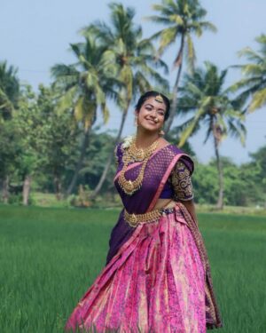 Shruthi Narayanan Instagram - அனைவருக்கும் இனிய பொங்கல் தின நல்வாழ்த்துக்கள் 🎆

Let Good Times begin for all and let's cherish each moment with Happiness and Prosperity..
.
.
📸: @blackanbluephotography 
Makeup: @saran_mua 
Hair: @la_shine_academy 
Costume: @rekha_rental
Jewels: @twin_brothers_kanchi_plaza 
.
.
#pongal #pongalcelebration #pongalphotoshoot😁😎 #festiveseason #goodtimes #newstart #geethanjali #geethanjalibhavya #siragadikkaaasai #siragadikkaaasaividhya #vijaytv #serial #actress #explore #trendingreels