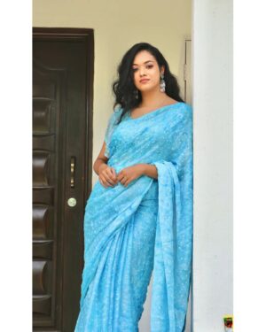 Shruthi Narayanan Instagram - Never knew Blue would suit me this well..
Loving the model makeup look.

MAU: @roselyn_positivity 
📸: @blackanbluephotography 
Location: Jovins Retreat Resort
.
.
#modelphotoshoot #makeup #makeover #siragadikkaaasaiserialvijaytv #shruthinarayanan ##explorepage #trending #love ##explorepage