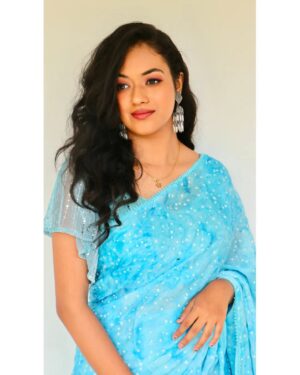 Shruthi Narayanan Instagram - Never knew Blue would suit me this well..
Loving the model makeup look.

MAU: @roselyn_positivity 
📸: @blackanbluephotography 
Location: Jovins Retreat Resort
.
.
#modelphotoshoot #makeup #makeover #siragadikkaaasaiserialvijaytv #shruthinarayanan ##explorepage #trending #love ##explorepage