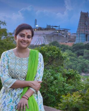 Shruthi Raj Instagram - Vetrivel muruganukku arogara🙏🙏🙏