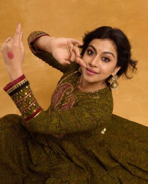 Shruti Ramachandran Instagram - @styledbysmiji 
@jibinartist 
@plan.b.actions 
@jugalbandhi 
@_sapnas_makeover
Assisted by @ms.z_mate @dayonphotos