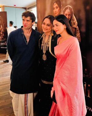 Shruti Sharma Instagram - Happiest day of my life 🧿🥹🥰
Received soooo much love today that my heart is overflowing with gratitude 🙏🏻
I am grateful for all the love and appreciation I have received for #saima 🙏🏻🌸 
THANKYOU ♥️
#heeramandi #wholecast 
#saima 
#gratitude 

Styled by: @styleitupbyaashna 
Saree:  @readiprintfashions  @indianweddingsaree × @pixelpulsepr
