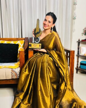 Shruti Sharma Instagram - Here we start 🥳
1st Award of #heeramandi For #saima 💜🪬🧿
My heart is filled with gratitude 🥹☺️
Bohot bohot shukriya 🙏🏻

Stylist: @madhurisinghhhh 🫶🏻
Assistant: @moh_asolkar 
Saree:  @hutsandlooms 
Jewellery: @attrangi_designs 
Makeup and Hair : @jidnyasa_makeup 🫰🏻
Managed by : @mvsociaal