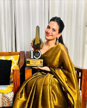 Shruti Sharma Instagram - Here we start 🥳
1st Award of #heeramandi For #saima 💜🪬🧿
My heart is filled with gratitude 🥹☺️
Bohot bohot shukriya 🙏🏻

Stylist: @madhurisinghhhh 🫶🏻
Assistant: @moh_asolkar 
Saree:  @hutsandlooms 
Jewellery: @attrangi_designs 
Makeup and Hair : @jidnyasa_makeup 🫰🏻
Managed by : @mvsociaal