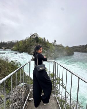 Shubhangi Tambale Instagram - All the way from #switzerland 🍃🌊🇨🇭

One of beautiful and rich countries I have been to 😊
The air is so pure ⛅️
Crystal water 💧 
The land is full of nature 🌈
Cold and clean ❄️
Yet with beautiful people 🙂