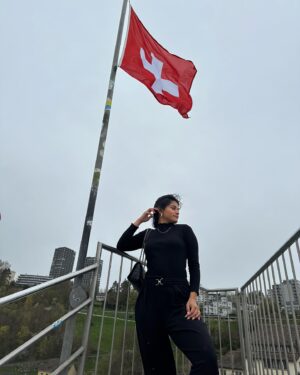 Shubhangi Tambale Instagram - All the way from #switzerland 🍃🌊🇨🇭

One of beautiful and rich countries I have been to 😊
The air is so pure ⛅️
Crystal water 💧 
The land is full of nature 🌈
Cold and clean ❄️
Yet with beautiful people 🙂