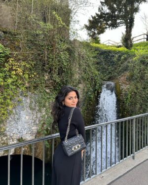 Shubhangi Tambale Instagram - All the way from #switzerland 🍃🌊🇨🇭

One of beautiful and rich countries I have been to 😊
The air is so pure ⛅️
Crystal water 💧 
The land is full of nature 🌈
Cold and clean ❄️
Yet with beautiful people 🙂