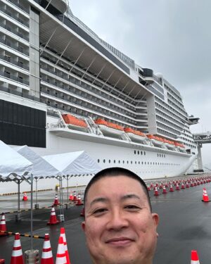 Shun Matsuo Instagram - Mighty Crown様にお誘いいただきレゲエクルーズで使う船見させていただきました。
もう乗ったら船って忘れるぐらいめちゃくちゃにデカいの！！
外から見たらマジイオンモール！
中入ったらお台場に来てるみたいな感じ！
こんなすごい船の中でずっとレゲエなんて一生に一回あるかないか！
レゲエ好きは是非！！

@fareastreggaecruise 
@mightycrown_entertainment 
@mastasimon 
@samicrown_lens 
@cojiecrown 

#migthycrown 
#reggae 
#mechakuchaikitai
#tandokulivedeikenai
#bomboclaat