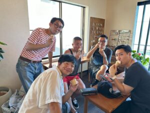 Shun Matsuo Instagram - 夏の終わりに同期でソフトクリーム食べれました。
２枚目はパーソナルトレーナーの方も一緒に。