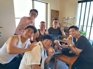 Shun Matsuo Instagram - 夏の終わりに同期でソフトクリーム食べれました。
２枚目はパーソナルトレーナーの方も一緒に。