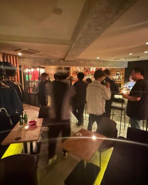 Shun Matsuo Instagram - 綾部さんに会えました。

綾部さん来る前緊張して誰も席に座らず。

同期。