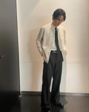 Shunsuke Takeuchi Instagram - 5/31（金）19:00-
TBS 『オオカミ少年 -ハマダ歌謡祭-』
どうぞご覧ください。
 
Hair&Makeup - @kozono_yukari 
Stylist - @__szkmy__ 
Clothes - @taigaigariofficial