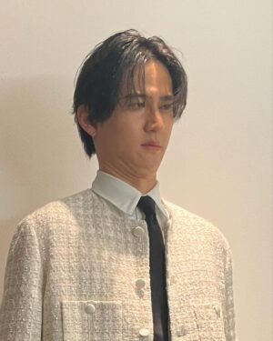 Shunsuke Takeuchi Instagram - 5/31（金）19:00-
TBS 『オオカミ少年 -ハマダ歌謡祭-』
どうぞご覧ください。
 
Hair&Makeup - @kozono_yukari 
Stylist - @__szkmy__ 
Clothes - @taigaigariofficial