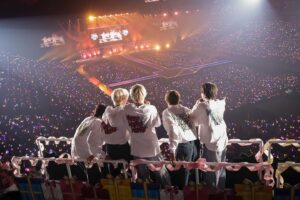 Shunta Sono Instagram - M!LK 1st ARENA “HAPPY! HAPPY! HAPPY!”

横浜アリーナ来てくれてありがとう！
世界No.1にHappyが溢れた空間で幸せやったな！

改めて周りの支えがあっての僕なんだと感じました。
み!るきーず全力で応援してくれてありがとう。

そしてはやちゃん、仁ちゃん、だいちゃん、柔。
ずっと隣にいてくれてありがとう。

5人で夢を追えることがこの上ない幸せです。

でも、夢を夢で終わらせたくない。
だからこそ、この今という時を全力で過ごしたいし、
全力でみ!るきーずを笑顔にして行きたい。

M!LKの運命は"今"にかかってる。

10周年に向けて、全国に愛と笑顔を届けに行きます！

2023.10.22. 曽野舜太