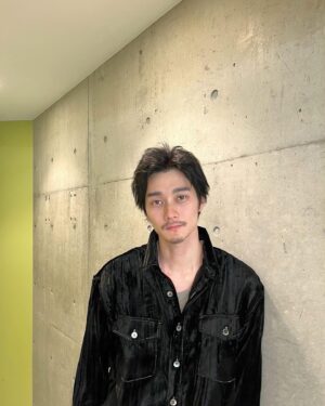 Shuntaro Yanagi Instagram - 今夜第7話放送です！
とある日の撮影で。たまには私服もね

#PR#けむたい姉とずるい妹 
#栁俊太郎
#柳俊太郎
#shuntaroyanagi