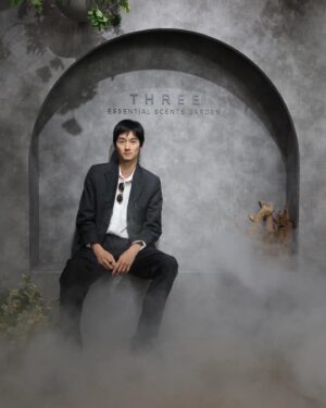 Shuntaro Yanagi Instagram - THREE初のフレグランスの発売を記念したポップアップイベント「THREE ESSENTIAL SCENTS GARDEN」に行ってきました！”Stone”と”Wood”の香りが特に好きでした！
11月20日までZeroBase表参道にて開催しているのでみなさんも是非！

@threecosmetics
#エッセンシャルセンツ
#フレグランス
#PR