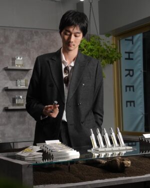 Shuntaro Yanagi Instagram - THREE初のフレグランスの発売を記念したポップアップイベント「THREE ESSENTIAL SCENTS GARDEN」に行ってきました！”Stone”と”Wood”の香りが特に好きでした！
11月20日までZeroBase表参道にて開催しているのでみなさんも是非！

@threecosmetics
#エッセンシャルセンツ
#フレグランス
#PR