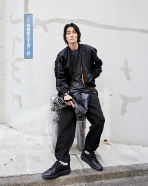 Shuntaro Yanagi Instagram - JIMMY CHOO「DIAMOND MAXI」
ソフトなナッパレザーの履き心地がとてもよくてモダンな厚底がクールでした！

シンプルなデザインながらオールブラックのコーデでも存在感のある1足です！

@jimmychoo
#PR
#JimmyChoo 
#DiamondMaxi