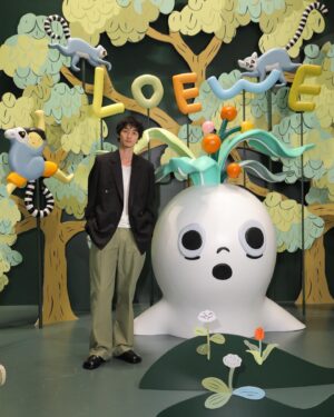 Shuntaro Yanagi Instagram - 11月11日にリニューアルオープンする「カサロエベ表参道」に行ってきました！
ジョナサン・アンダーソンが手掛けた「カサ」コンセプトの店内には、数多くのアート 作品が並び、日本展開50周年を祝して、京都の陶芸制作ユニット「スナ・フジタ」との作品が世界先行発売! すぐ隣には、キャンディショップも期間限定でオープンしてます！

#PR
#LOEWE 
#LOEWEOmotesando
#ロエベ
#shuntaroyanagi